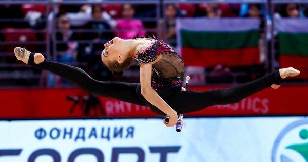 Онофрійчук здобула золоту медаль у вправі зі стрічкою на етапі Кубка світового виклику, що стало її третьою нагородою в Румунії.