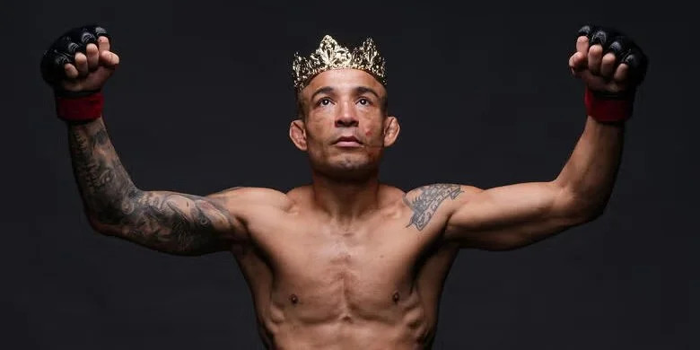 Поклавши рукавички на октагон, легендарний боєць UFC емоційно оголосив про завершення своєї кар'єри -- дивіться відео.