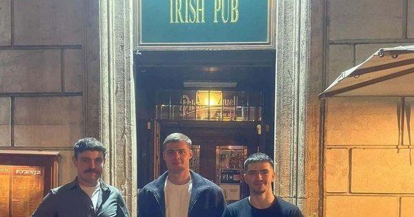 Суперник Довбика спостерігав за тріумфом своєї команди в барі - він не відмовляв охочим зробити з ним світлину.