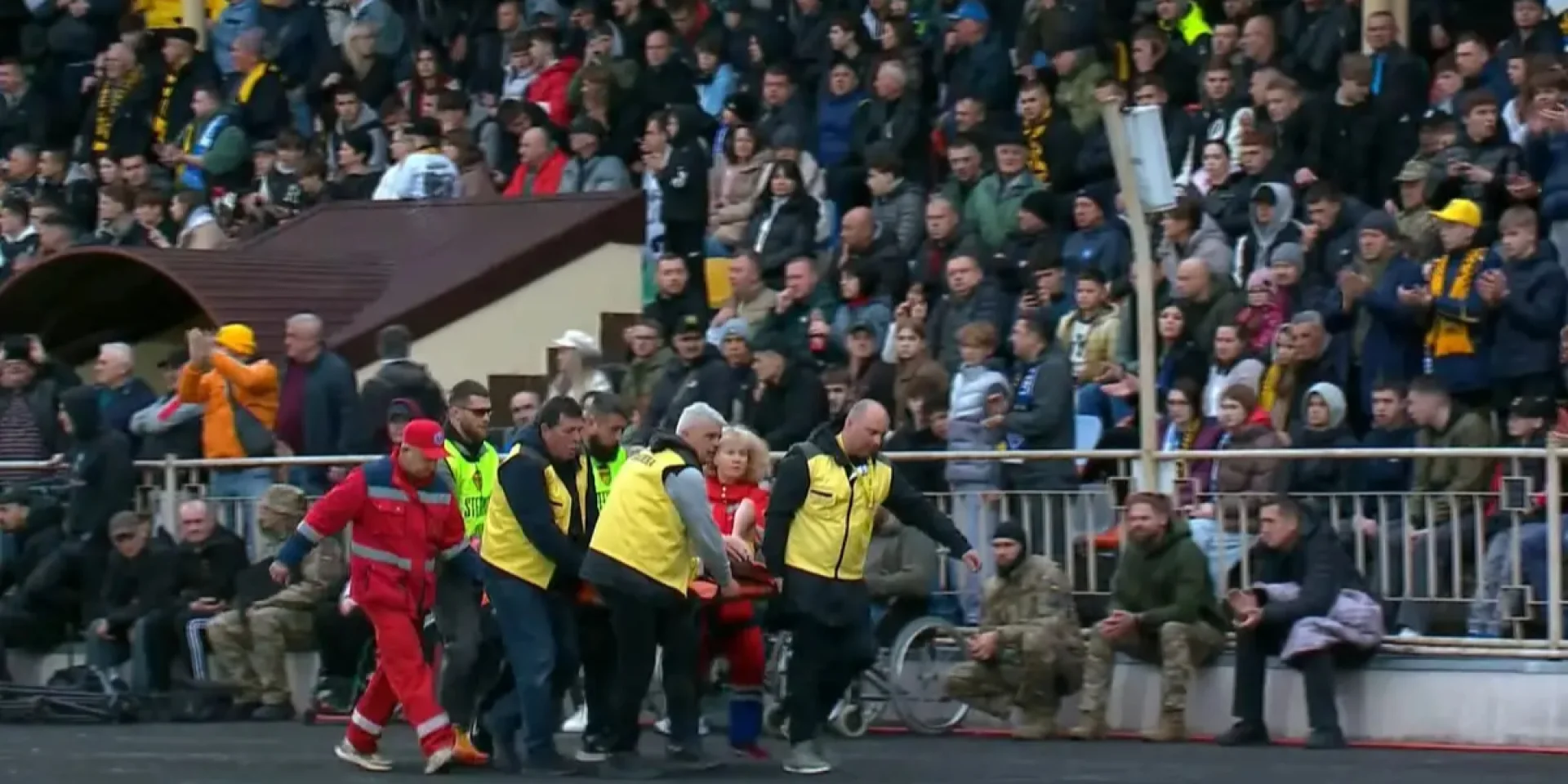 Футболіста екстрено госпіталізували. Динамо стало учасником суперечливого епізоду в Кубку України, коли гравець Буковини раптово знепритомнів на полі -- дивіться відео.