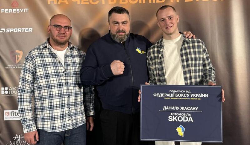 Данило Жасан отримав презент за здобуту медаль на ЧС-2025 від Федерації боксу України - фото - Fight News 24.