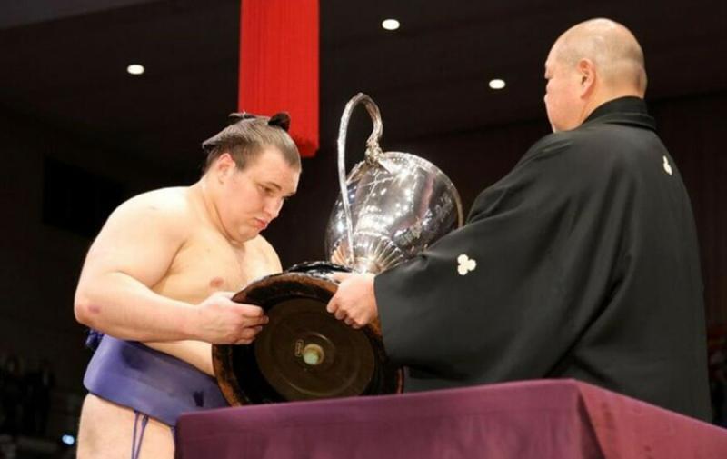 Український борець Явгусишин отримав Кубок Імператора, ставши володарем головного трофея японського сумо (відео)