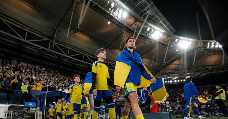 Збірна України знизила свої позиції в рейтингу ФІФА після невдачі у плейофі відбору на чемпіонат світу 2026 року.