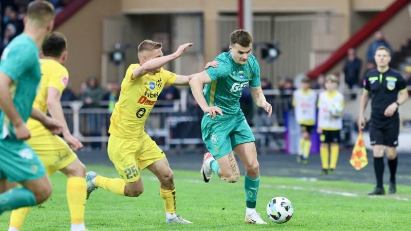 Михавко емоційно реагував на вболівальника після перемоги над Буковиною, коли Костюк намагався вивести гравця з поля (ВІДЕО) - Футбол24.